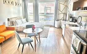 Modern Apartment Downtown Tacoma Near The Convention Center, Free Netflix , King Size Bed & Futon Sofa Bed , Ac, Great Amenities Rooftop, Self-Check-In