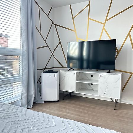 Modern Apartment Downtown Tacoma Near The Convention Center, Free Netflix , King Size Bed & Futon Sofa Bed , Ac, Great Amenities Rooftop, Self-Check-In Exterior photo