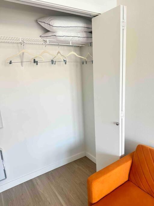 Modern Apartment Downtown Tacoma Near The Convention Center, Free Netflix , King Size Bed & Futon Sofa Bed , Ac, Great Amenities Rooftop, Self-Check-In Exterior photo