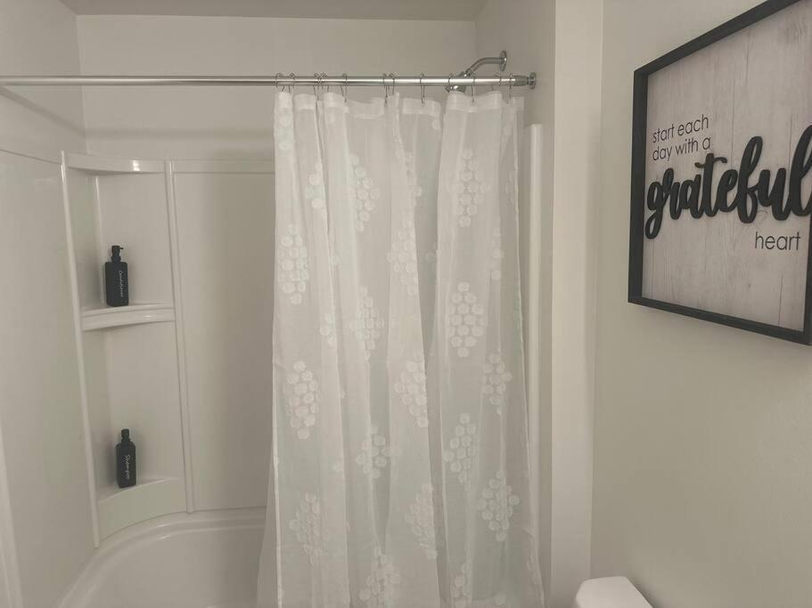 Modern Apartment Downtown Tacoma Near The Convention Center, Free Netflix , King Size Bed & Futon Sofa Bed , Ac, Great Amenities Rooftop, Self-Check-In Exterior photo
