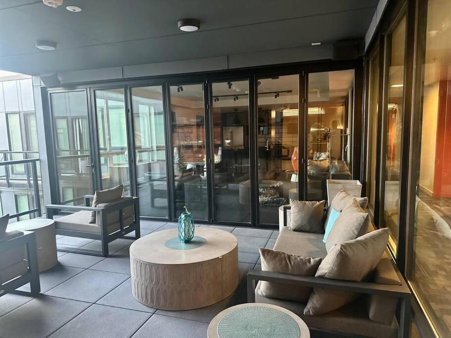 Modern Apartment Downtown Tacoma Near The Convention Center, Free Netflix , King Size Bed & Futon Sofa Bed , Ac, Great Amenities Rooftop, Self-Check-In Exterior photo