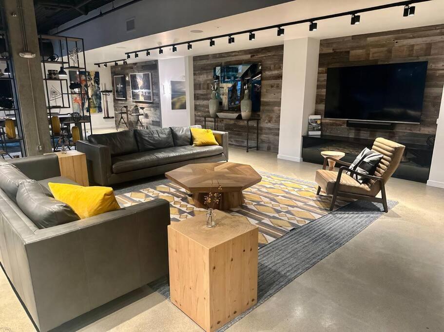 Modern Apartment Downtown Tacoma Near The Convention Center, Free Netflix , King Size Bed & Futon Sofa Bed , Ac, Great Amenities Rooftop, Self-Check-In Exterior photo