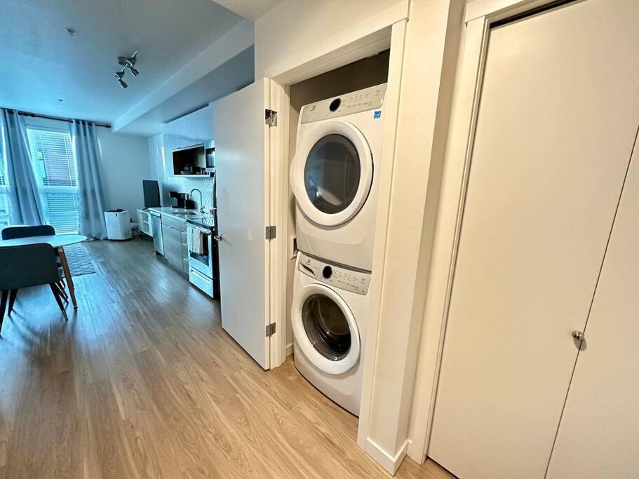 Modern Apartment Downtown Tacoma Near The Convention Center, Free Netflix , King Size Bed & Futon Sofa Bed , Ac, Great Amenities Rooftop, Self-Check-In Exterior photo