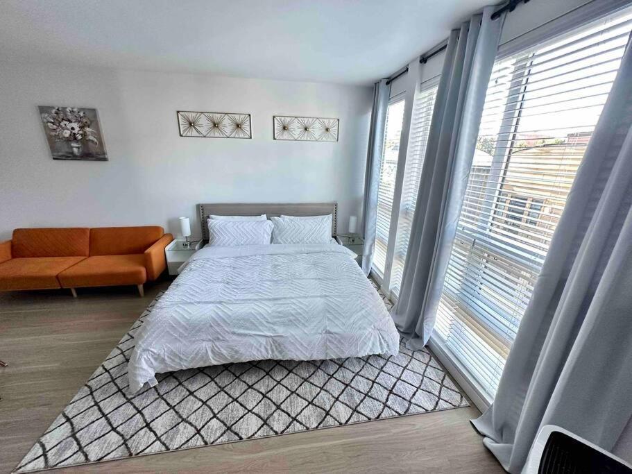 Modern Apartment Downtown Tacoma Near The Convention Center, Free Netflix , King Size Bed & Futon Sofa Bed , Ac, Great Amenities Rooftop, Self-Check-In Exterior photo