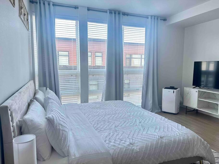 Modern Apartment Downtown Tacoma Near The Convention Center, Free Netflix , King Size Bed & Futon Sofa Bed , Ac, Great Amenities Rooftop, Self-Check-In Exterior photo