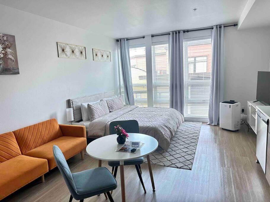Modern Apartment Downtown Tacoma Near The Convention Center, Free Netflix , King Size Bed & Futon Sofa Bed , Ac, Great Amenities Rooftop, Self-Check-In Exterior photo
