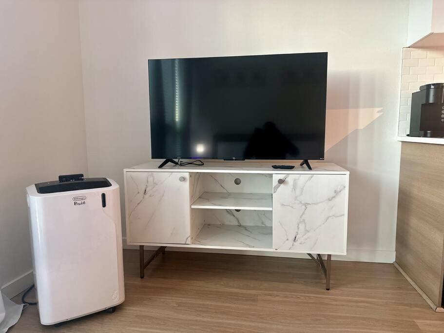 Modern Apartment Downtown Tacoma Near The Convention Center, Free Netflix , King Size Bed & Futon Sofa Bed , Ac, Great Amenities Rooftop, Self-Check-In Exterior photo