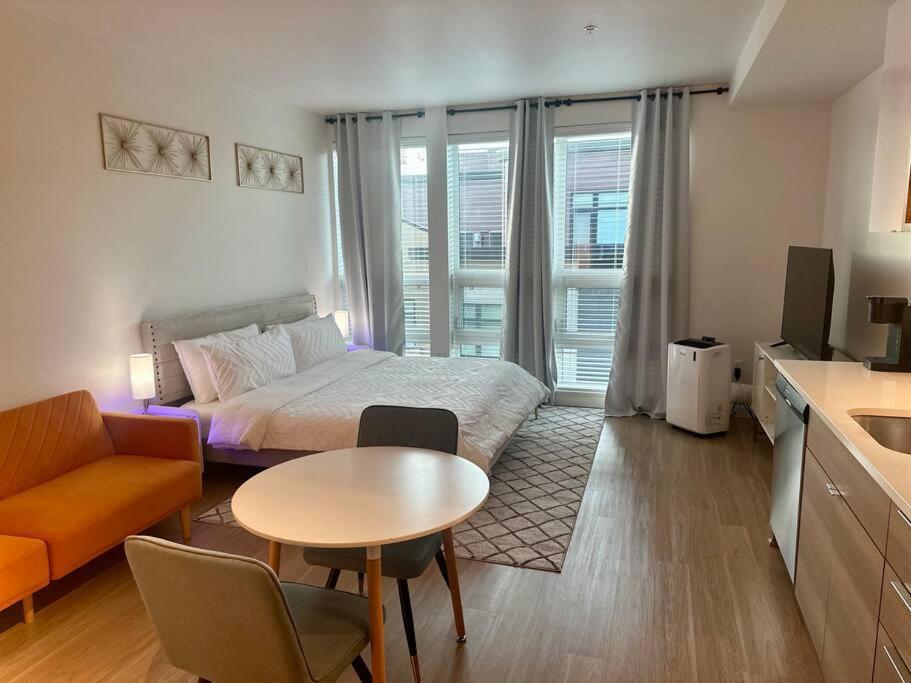 Modern Apartment Downtown Tacoma Near The Convention Center, Free Netflix , King Size Bed & Futon Sofa Bed , Ac, Great Amenities Rooftop, Self-Check-In Exterior photo