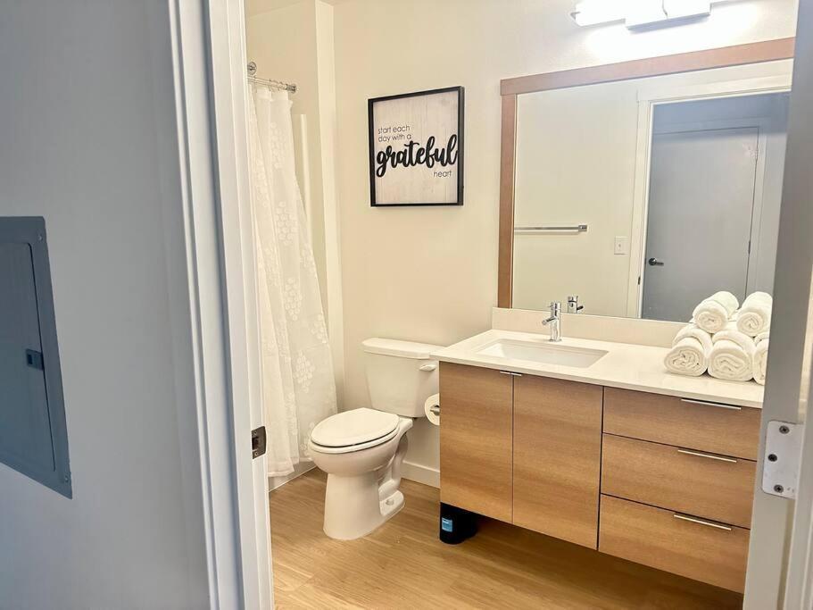 Modern Apartment Downtown Tacoma Near The Convention Center, Free Netflix , King Size Bed & Futon Sofa Bed , Ac, Great Amenities Rooftop, Self-Check-In Exterior photo