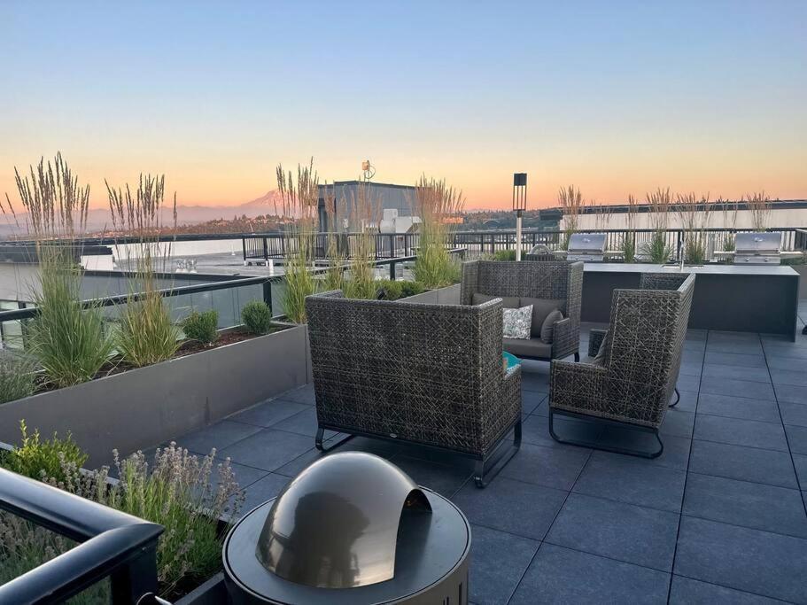 Modern Apartment Downtown Tacoma Near The Convention Center, Free Netflix , King Size Bed & Futon Sofa Bed , Ac, Great Amenities Rooftop, Self-Check-In Exterior photo