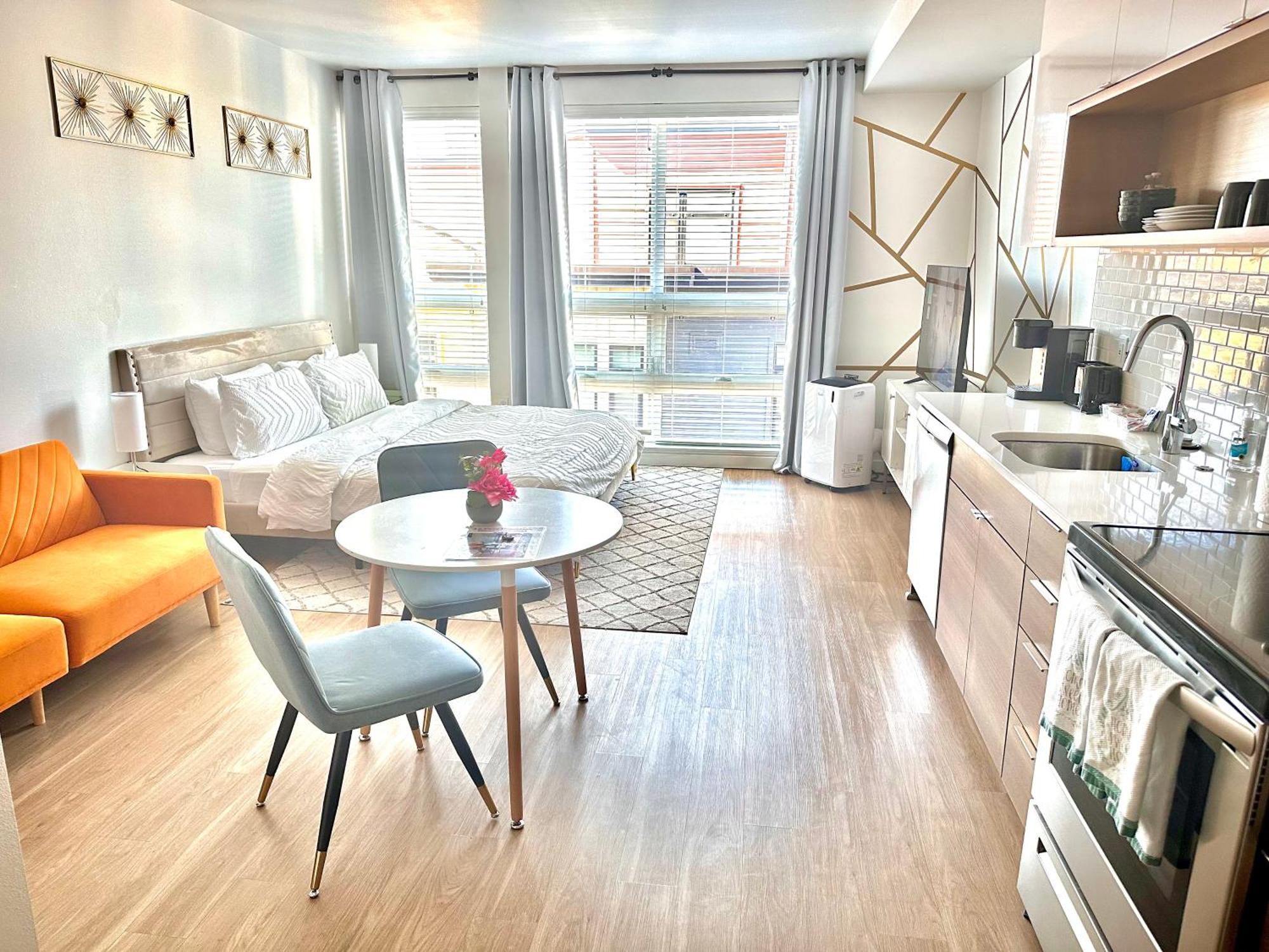 Modern Apartment Downtown Tacoma Near The Convention Center, Free Netflix , King Size Bed & Futon Sofa Bed , Ac, Great Amenities Rooftop, Self-Check-In Exterior photo